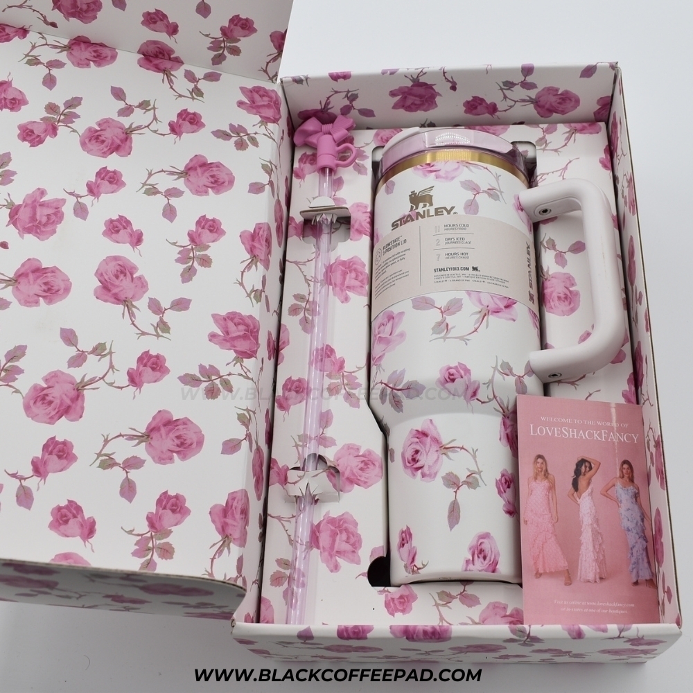  تراول ماگ استنلی مدل لاو شک فنسی گنجایش 1.18 لیتر (اورجینال - لیمیتد ادیشن) | The Stanley X LoveShackFancy Holiday Quenc 
