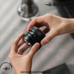 دیستریبیوتر قهوه در حال استفاده روی پرتافیلتر برای توزیع یکنواخت قهوه (3)