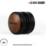 نمایی از دیستریبیوتر قهوه MHW-3BOMBER مدل Cyclone، نمایش بدنه آلومینیومی و روکش چوب گردو